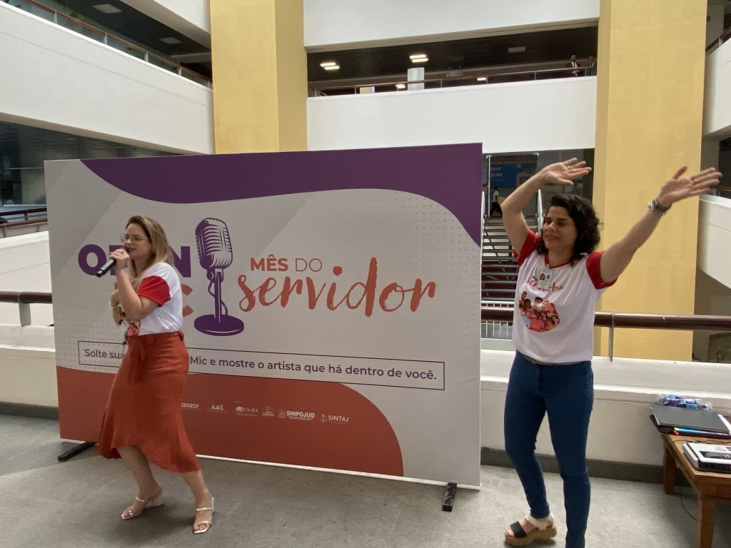Karaokê anima o Mês do Servidor no TJBA   