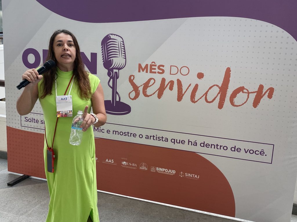 Karaokê anima o Mês do Servidor no TJBA   