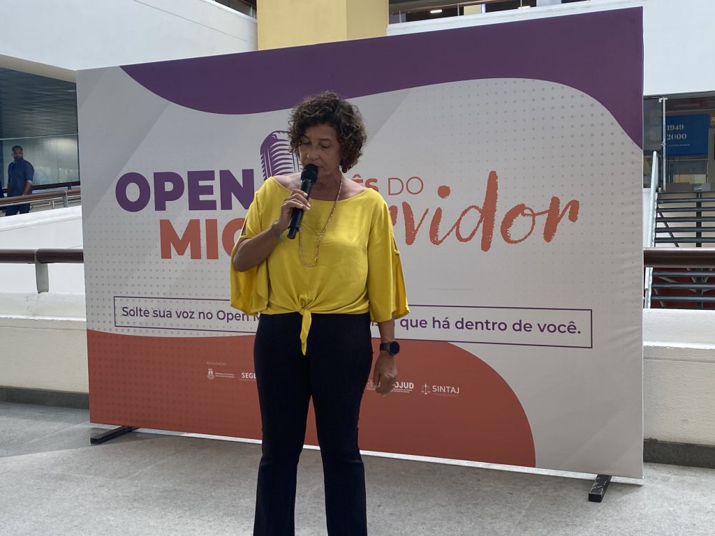 Karaokê anima o Mês do Servidor no TJBA   