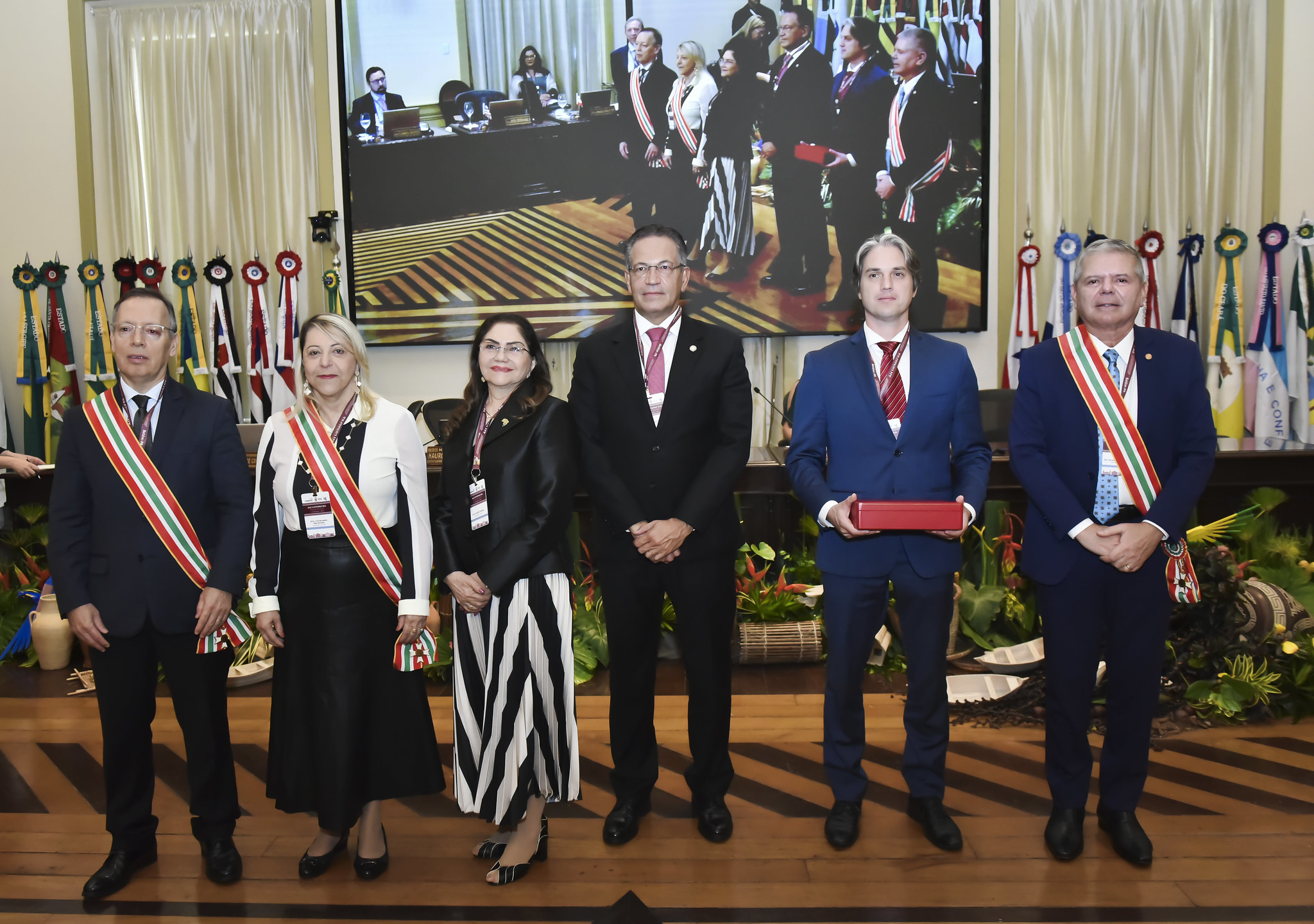 Presidente Cynthia Maria Pina Resende recebe Medalha do Mérito Judiciário do TJPA   