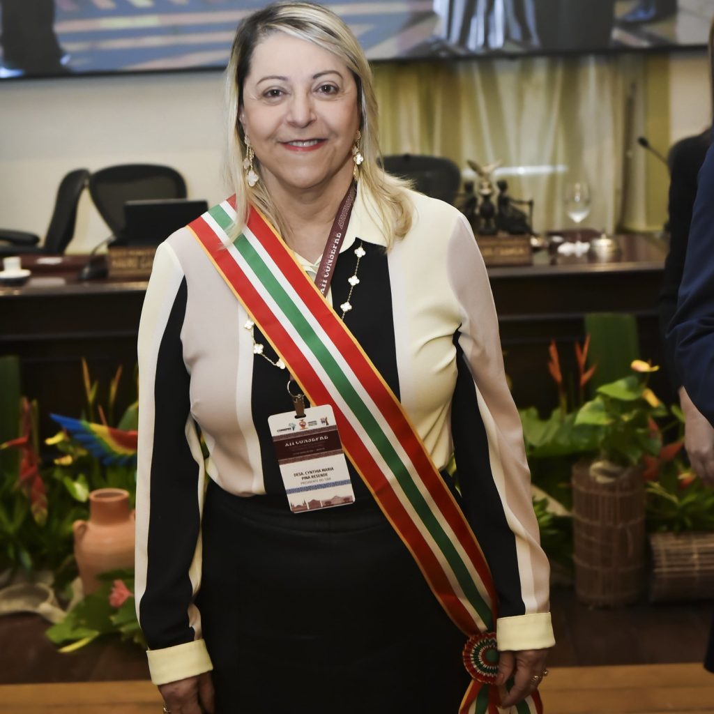 Presidente Cynthia Maria Pina Resende recebe Medalha do Mérito Judiciário do TJPA   