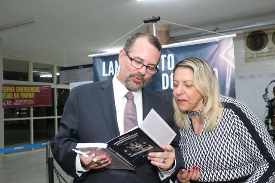 Presidente do TJBA prestigia lançamento de livro do Professor Paulo Modesto    