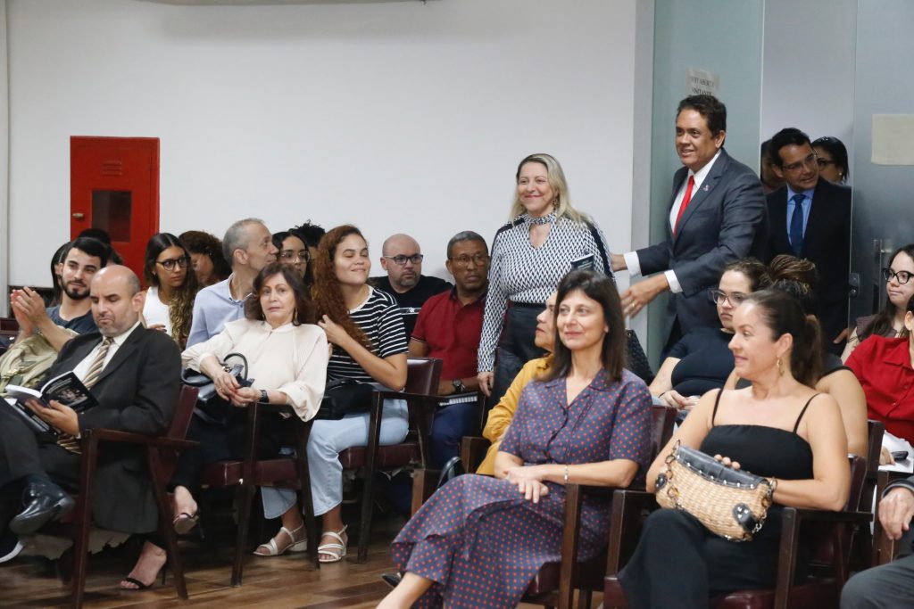 Presidente do TJBA prestigia lançamento de livro do Professor Paulo Modesto    