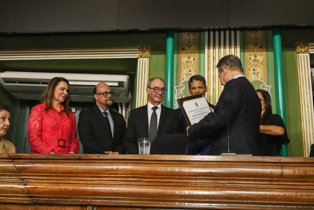 Desembargador Edson Bahiense recebe Medalha Thomé de Souza na Câmara Municipal de Salvador  