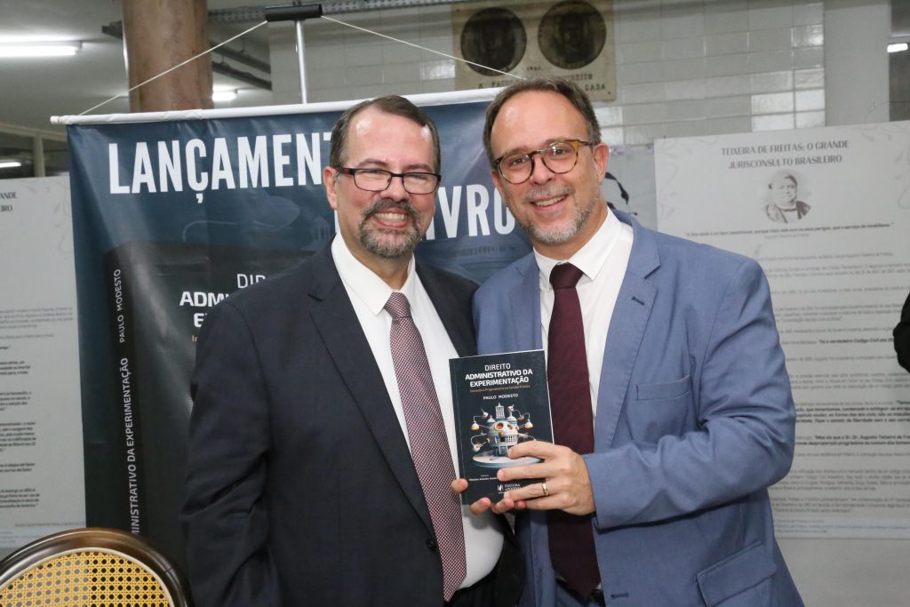 Presidente do TJBA prestigia lançamento de livro do Professor Paulo Modesto    