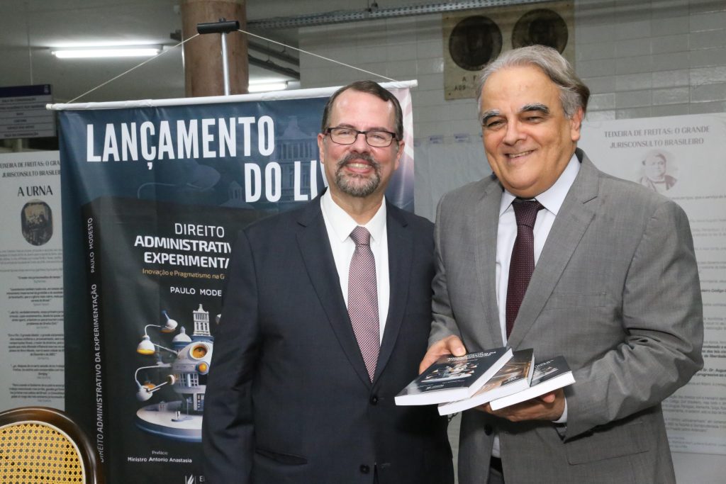 Presidente do TJBA prestigia lançamento de livro do Professor Paulo Modesto    