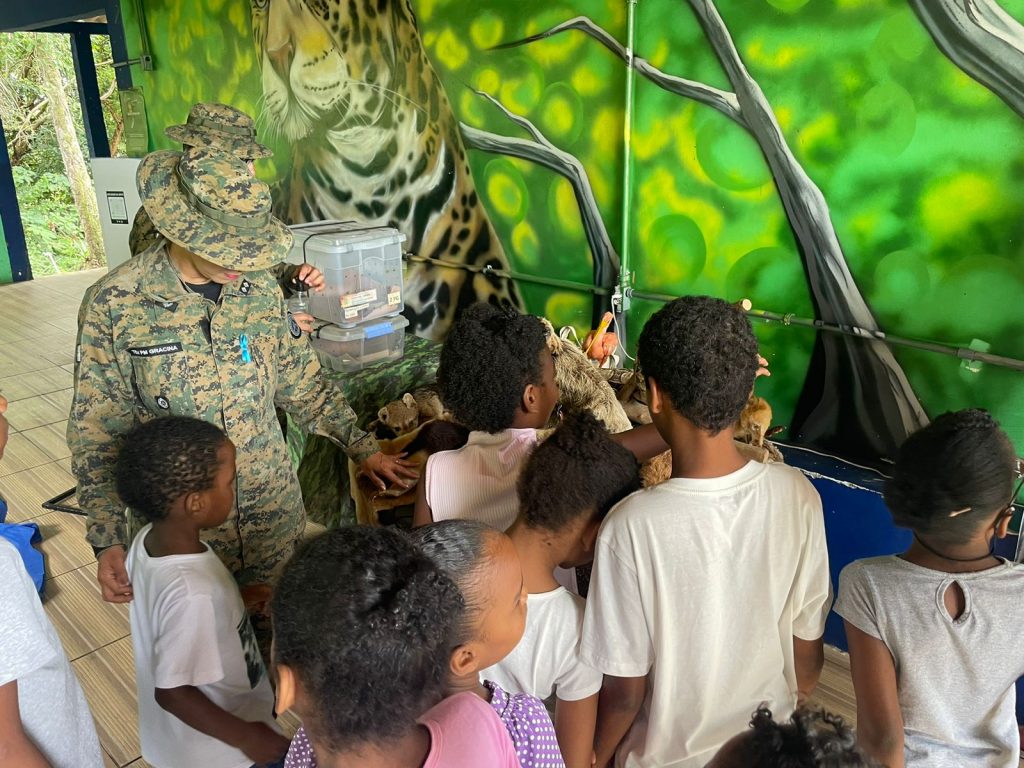 TJBA proporciona a crianças de casas de acolhimento visita à Companhia de Polícia de Proteção Ambiental     