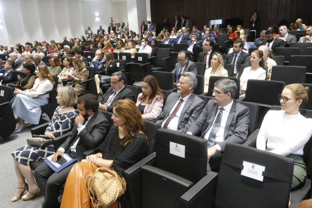 Presidente do TJBA entrega Medalha de Mérito do Judiciário ao Ministro Edson Fachin; evento foi marcado por palestra e pela defesa da institucionalidade