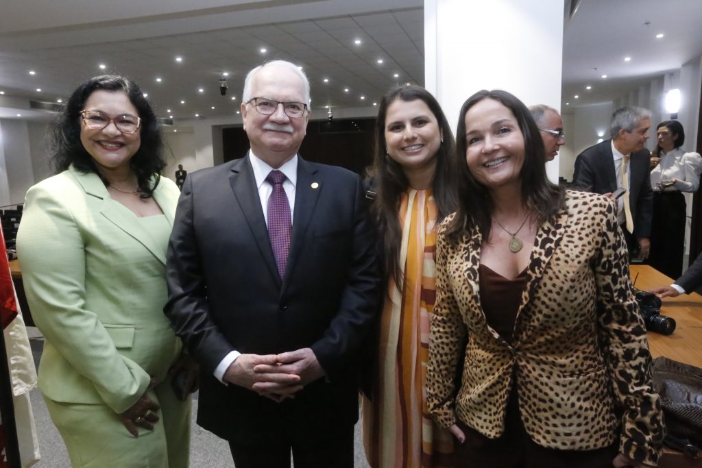 Presidente do TJBA entrega Medalha de Mérito do Judiciário ao Ministro Edson Fachin; evento foi marcado por palestra e pela defesa da institucionalidade