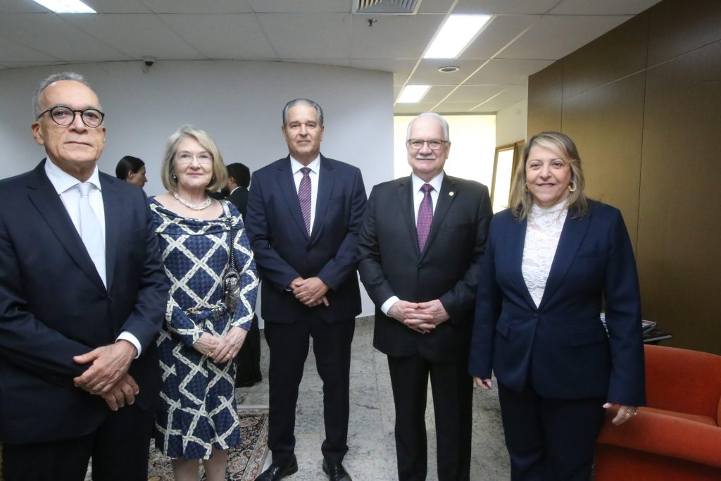 Presidente do TJBA entrega Medalha de Mérito do Judiciário ao Ministro Edson Fachin; evento foi marcado por palestra e pela defesa da institucionalidade