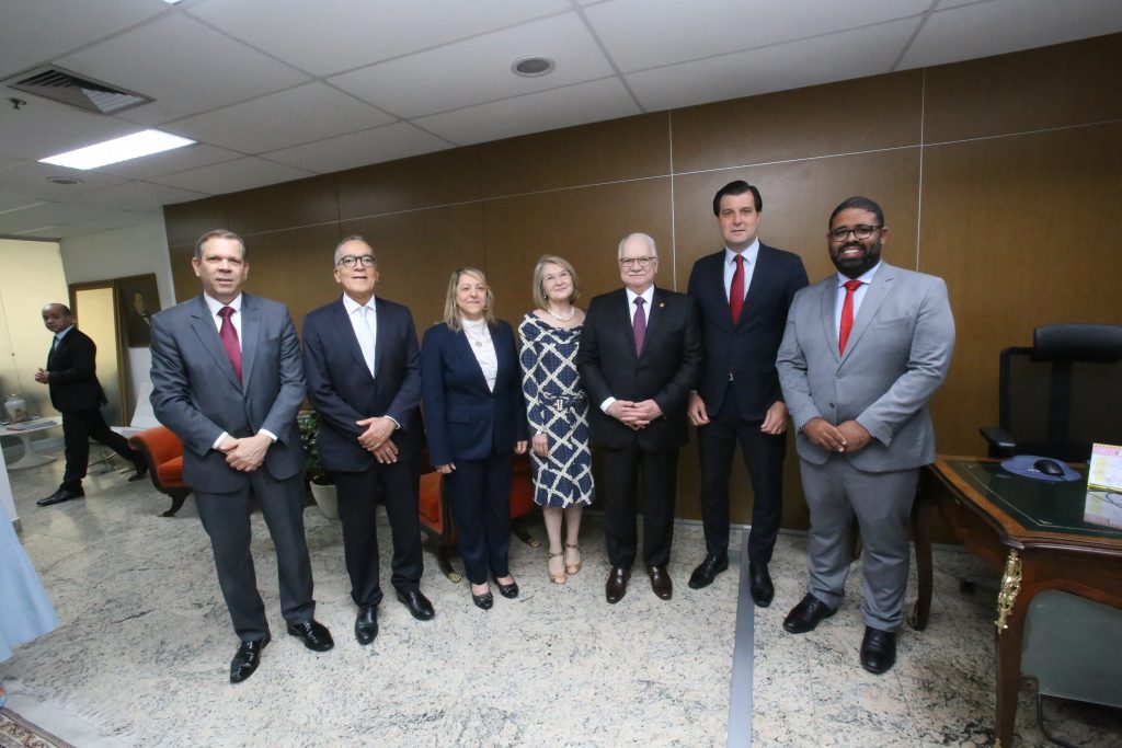 Presidente do TJBA entrega Medalha de Mérito do Judiciário ao Ministro Edson Fachin; evento foi marcado por palestra e pela defesa da institucionalidade