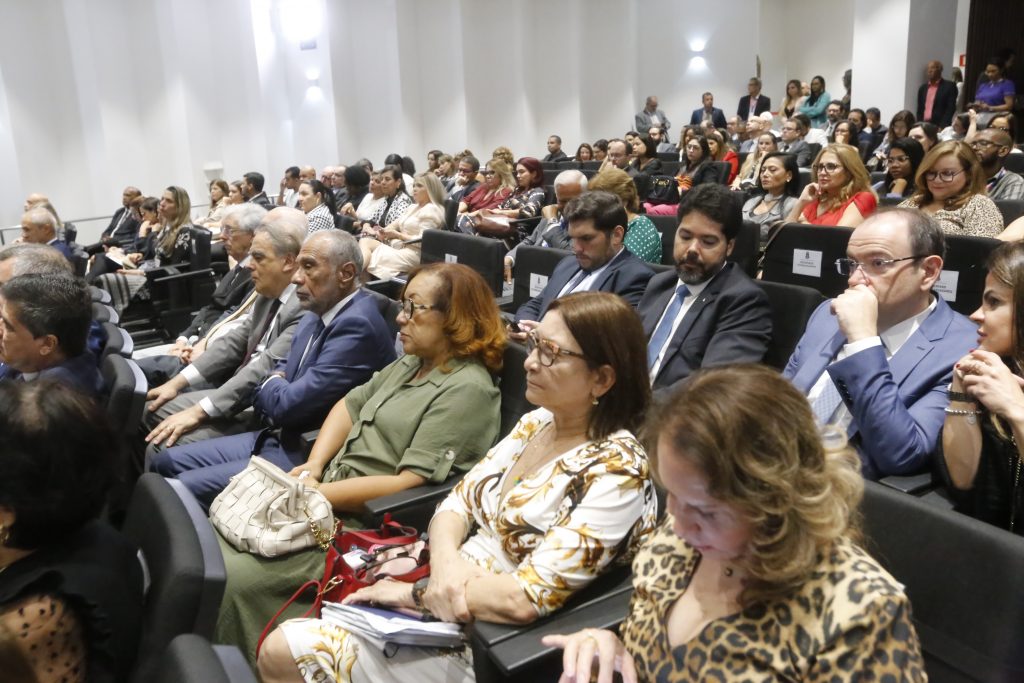 Presidente do TJBA entrega Medalha de Mérito do Judiciário ao Ministro Edson Fachin; evento foi marcado por palestra e pela defesa da institucionalidade