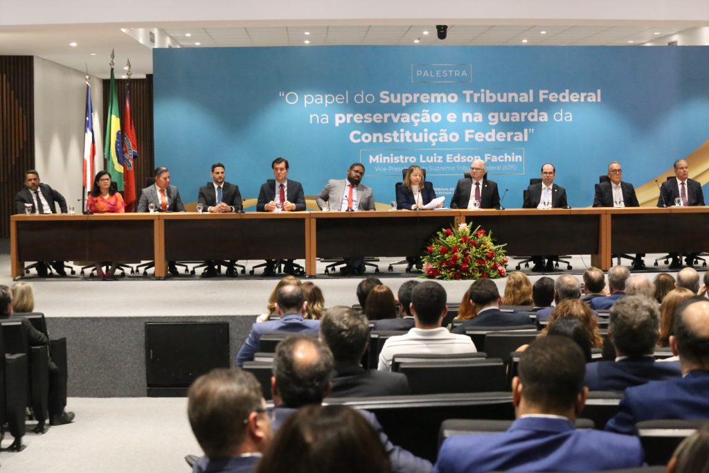 Presidente do TJBA entrega Medalha de Mérito do Judiciário ao Ministro Edson Fachin; evento foi marcado por palestra e pela defesa da institucionalidade