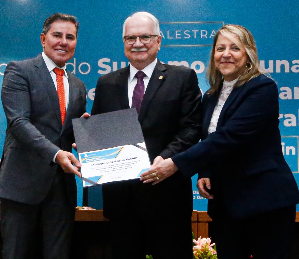 Presidente do TJBA entrega Medalha de Mérito do Judiciário ao Ministro Edson Fachin; evento foi marcado por palestra e pela defesa da institucionalidade