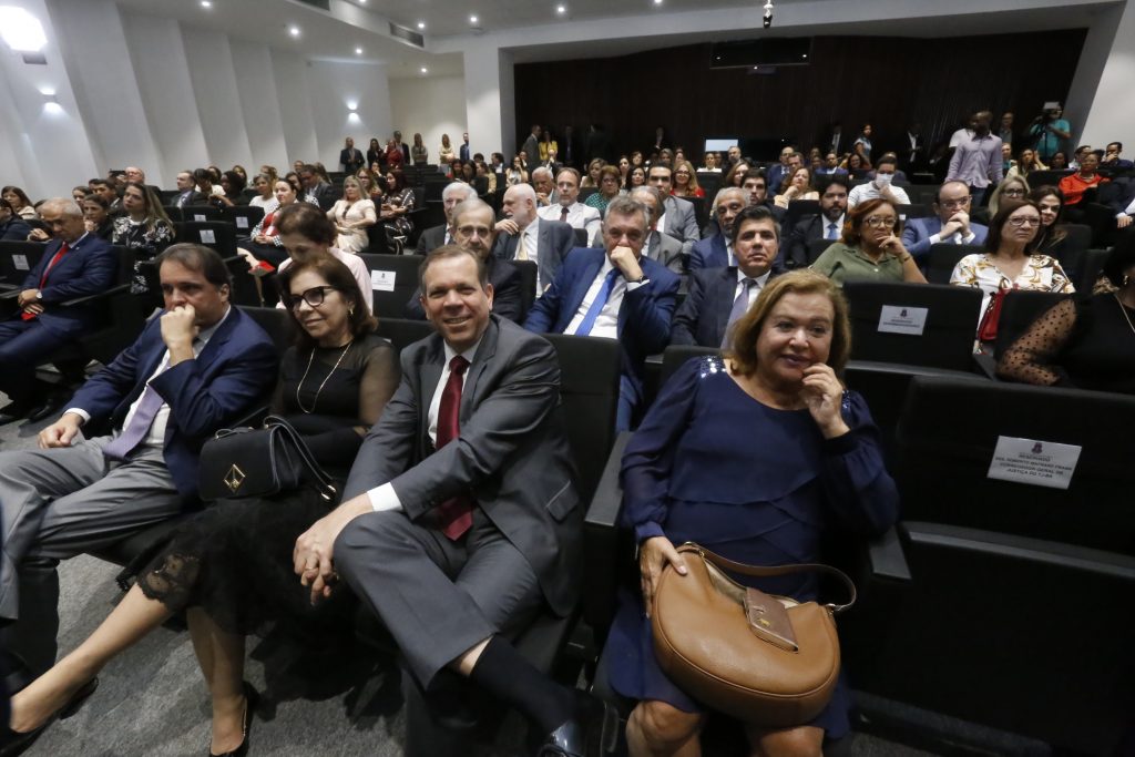 Presidente do TJBA entrega Medalha de Mérito do Judiciário ao Ministro Edson Fachin; evento foi marcado por palestra e pela defesa da institucionalidade