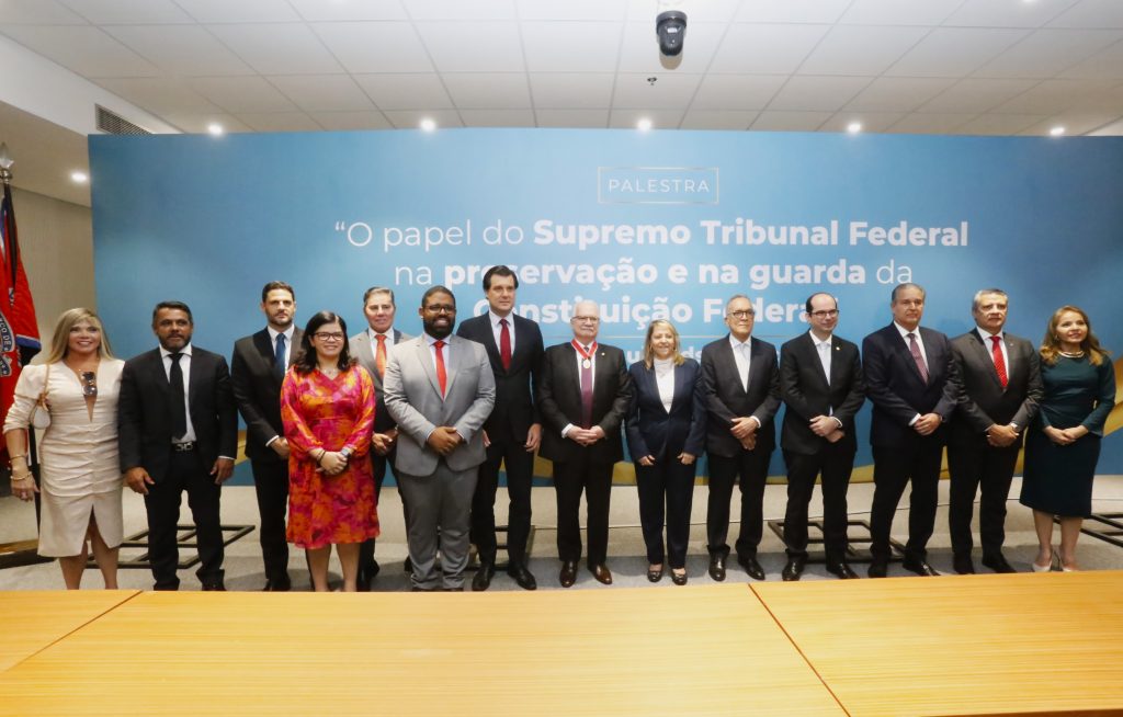 Presidente do TJBA entrega Medalha de Mérito do Judiciário ao Ministro Edson Fachin; evento foi marcado por palestra e pela defesa da institucionalidade