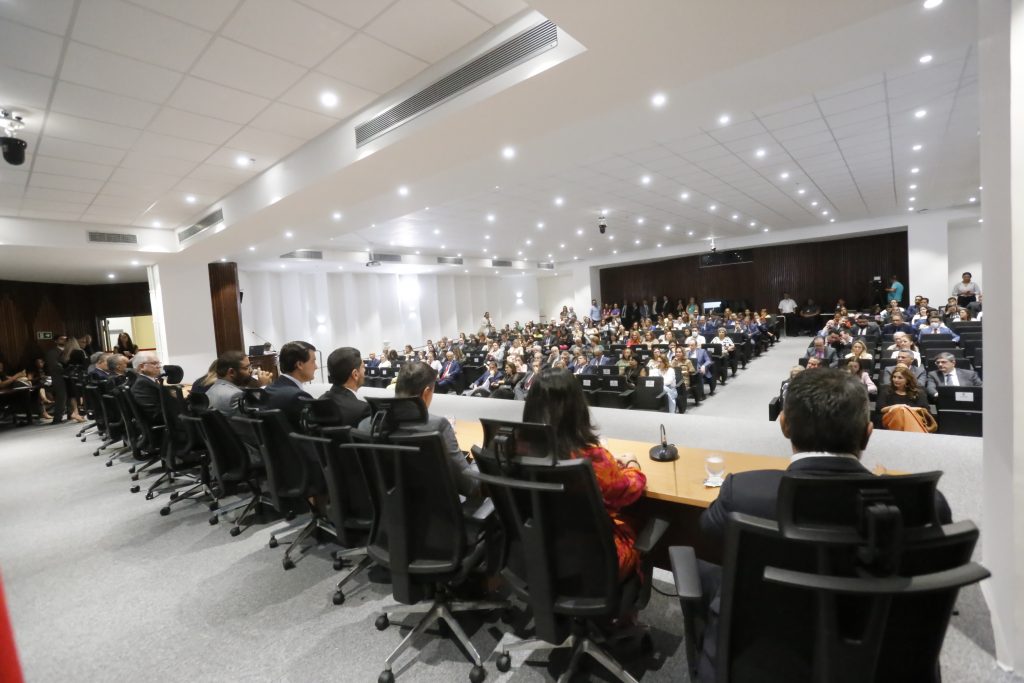 Presidente do TJBA entrega Medalha de Mérito do Judiciário ao Ministro Edson Fachin; evento foi marcado por palestra e pela defesa da institucionalidade