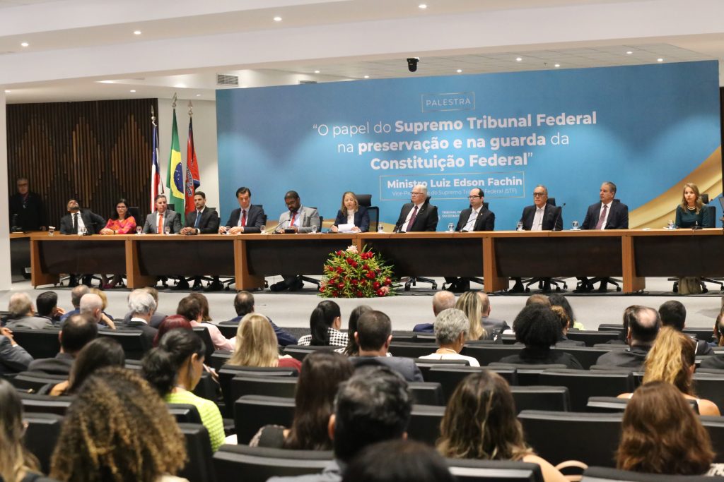 Presidente do TJBA entrega Medalha de Mérito do Judiciário ao Ministro Edson Fachin; evento foi marcado por palestra e pela defesa da institucionalidade