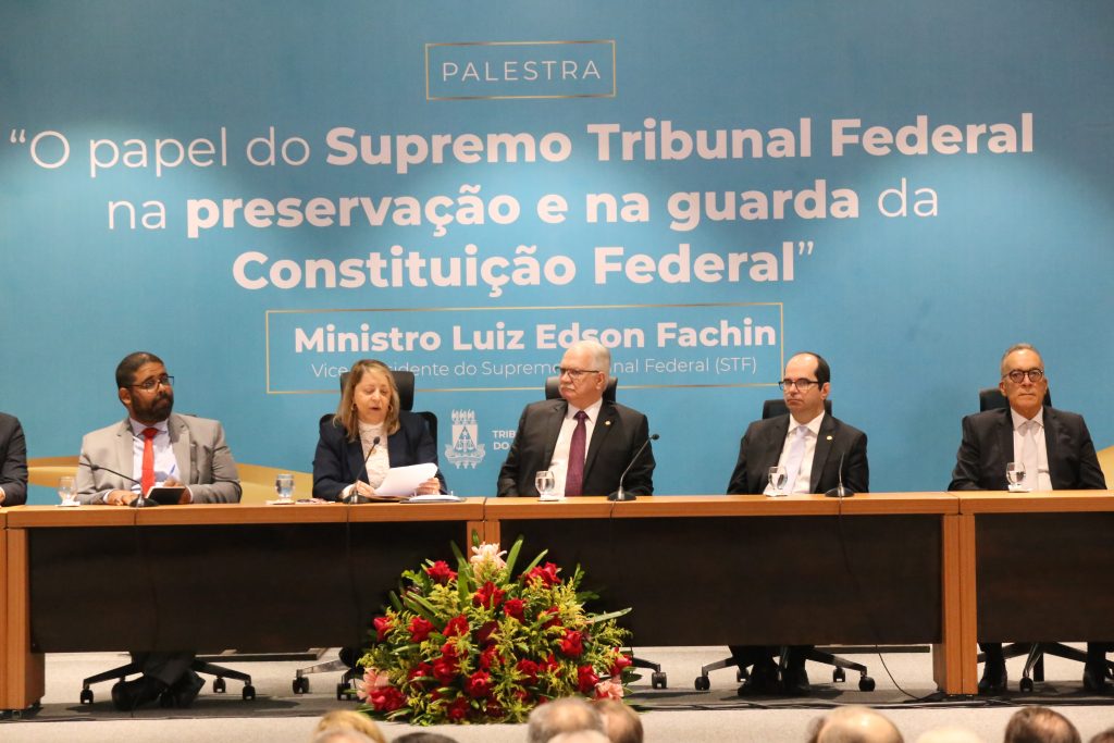 Presidente do TJBA entrega Medalha de Mérito do Judiciário ao Ministro Edson Fachin; evento foi marcado por palestra e pela defesa da institucionalidade