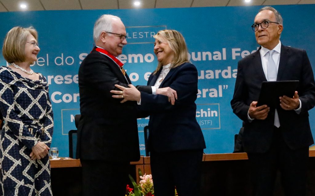 Presidente do TJBA entrega Medalha de Mérito do Judiciário ao Ministro Edson Fachin; evento foi marcado por palestra e pela defesa da institucionalidade