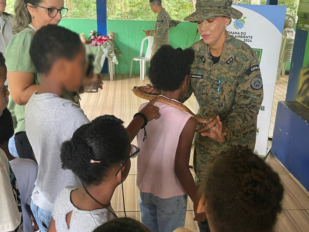 TJBA proporciona a crianças de casas de acolhimento visita à Companhia de Polícia de Proteção Ambiental     
