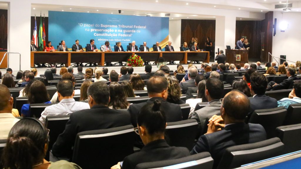 Presidente do TJBA entrega Medalha de Mérito do Judiciário ao Ministro Edson Fachin; evento foi marcado por palestra e pela defesa da institucionalidade