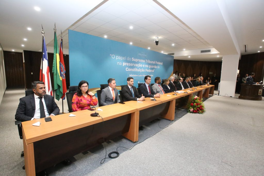 Presidente do TJBA entrega Medalha de Mérito do Judiciário ao Ministro Edson Fachin; evento foi marcado por palestra e pela defesa da institucionalidade