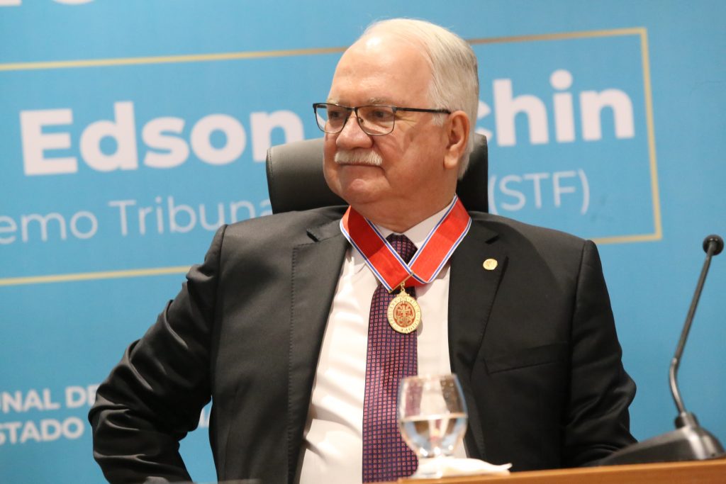 Presidente do TJBA entrega Medalha de Mérito do Judiciário ao Ministro Edson Fachin; evento foi marcado por palestra e pela defesa da institucionalidade