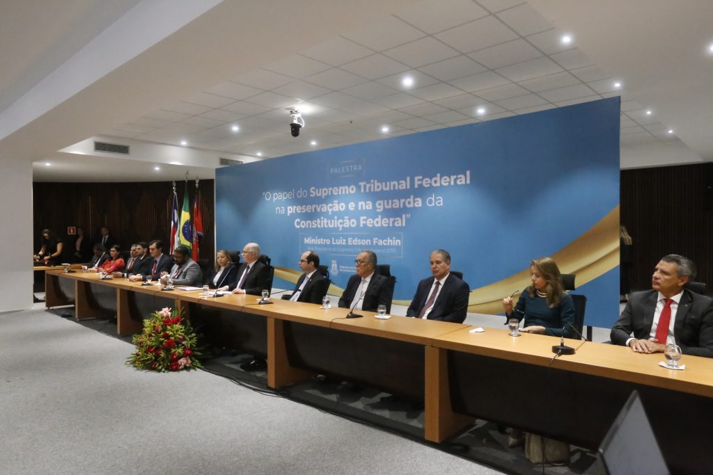 Presidente do TJBA entrega Medalha de Mérito do Judiciário ao Ministro Edson Fachin; evento foi marcado por palestra e pela defesa da institucionalidade