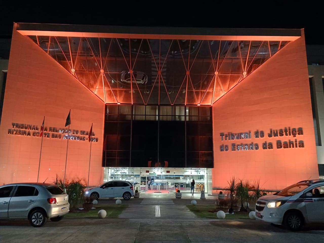 TJBA ilumina prédios em apoio à Campanha Dezembro Laranja   