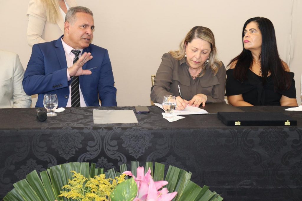Presidente anuncia construção de novo fórum e assina convênio do Conecta Justiça durante cerimônia na qual se tornou cidadã de São Felipe     
