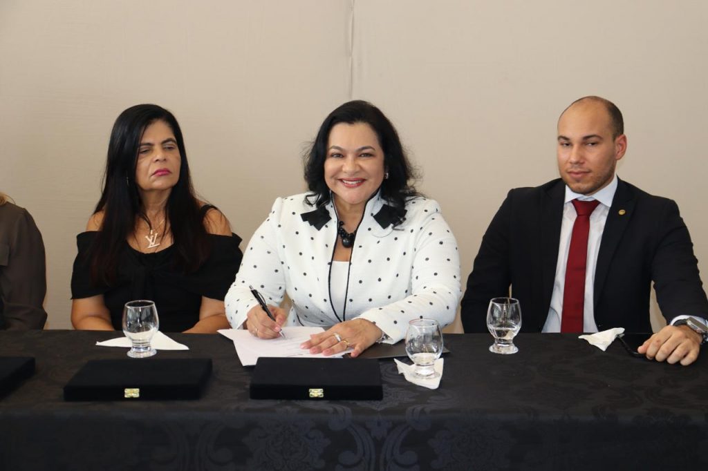 Presidente anuncia construção de novo fórum e assina convênio do Conecta Justiça durante cerimônia na qual se tornou cidadã de São Felipe     