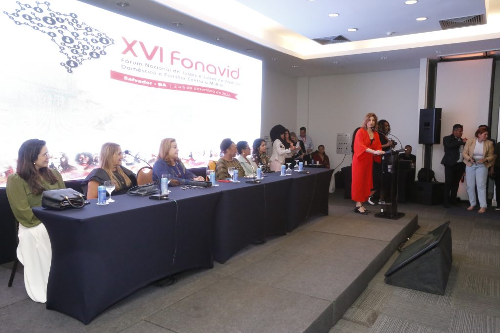 XVI Fonavid tem início em Salvador com o propósito de qualificar o acesso à justiça para mulheres em situação de violência; Coordenadora da Mulher do TJBA expressa a relevância do encontro    
