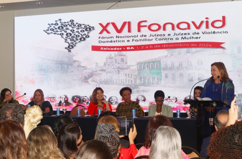 XVI Fonavid tem início em Salvador com o propósito de qualificar o acesso à justiça para mulheres em situação de violência; Coordenadora da Mulher do TJBA expressa a relevância do encontro    