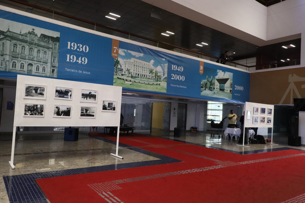 Exposição fotográfica comemora os 25 anos do edifício-sede do TJBA; interessados podem visitar até o dia 31/01  