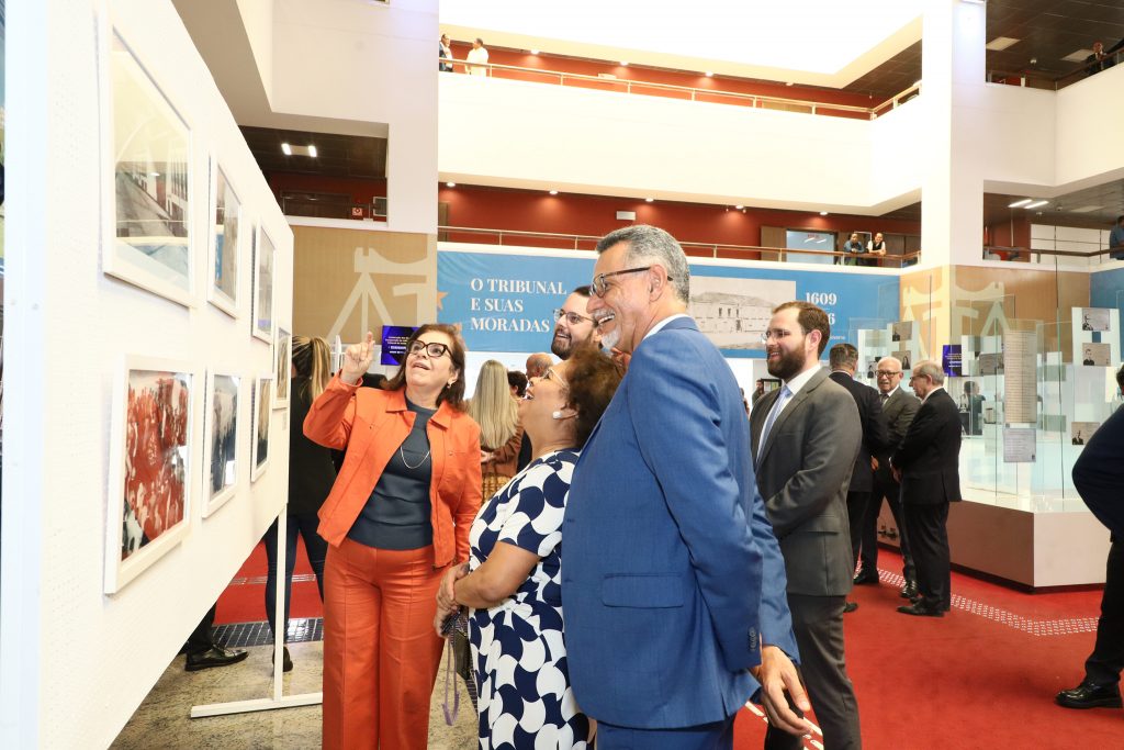 Exposição fotográfica comemora os 25 anos do edifício-sede do TJBA; interessados podem visitar até o dia 31/01  