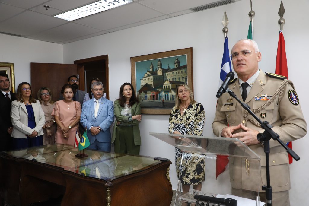 Presidente do TJBA e Desembargadores recebem Medalha do Mérito da Casa Militar do Governador    
