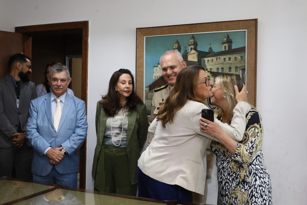 Presidente do TJBA e Desembargadores recebem Medalha do Mérito da Casa Militar do Governador    