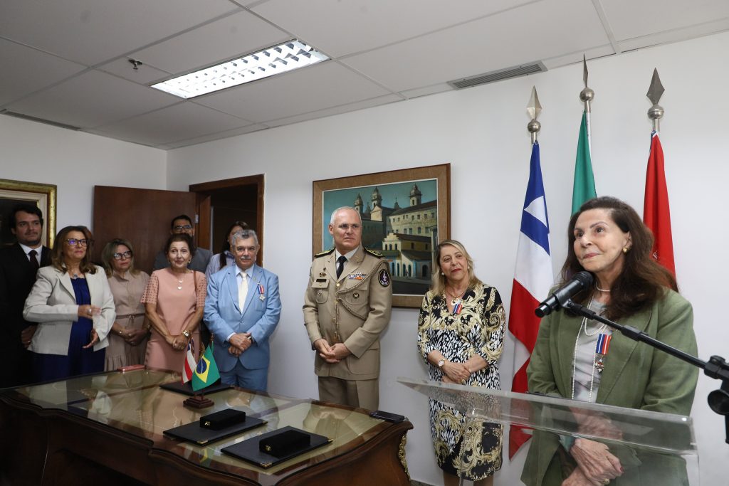 Presidente do TJBA e Desembargadores recebem Medalha do Mérito da Casa Militar do Governador    