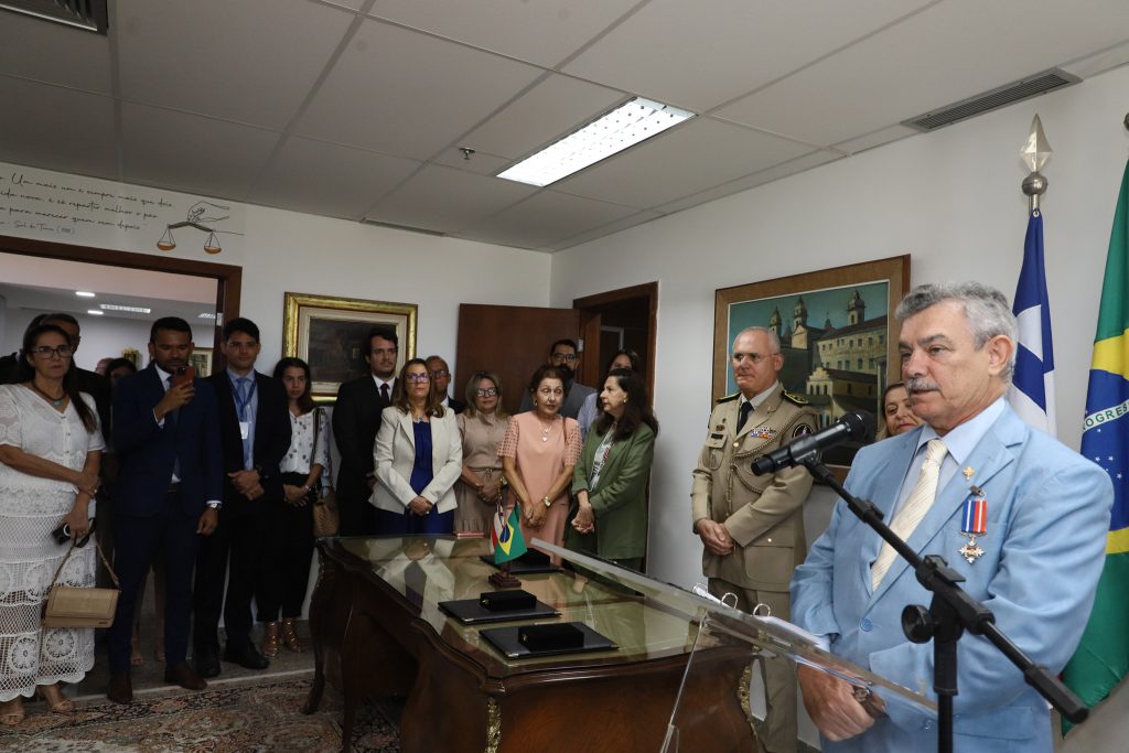 Presidente do TJBA e Desembargadores recebem Medalha do Mérito da Casa Militar do Governador    