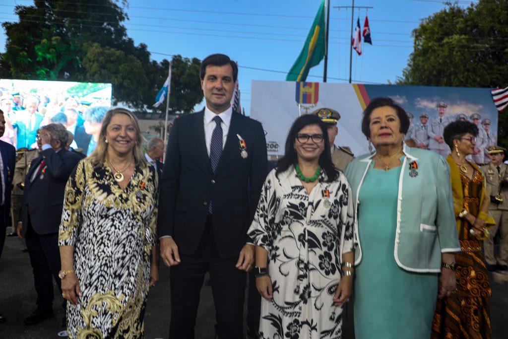 Doze Desembargadores são agraciados com a Medalha comemorativa dos 200 anos da Polícia Militar da Bahia    