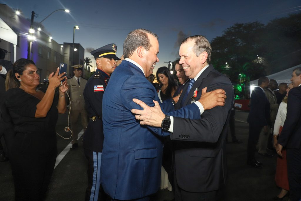 Doze Desembargadores são agraciados com a Medalha comemorativa dos 200 anos da Polícia Militar da Bahia    