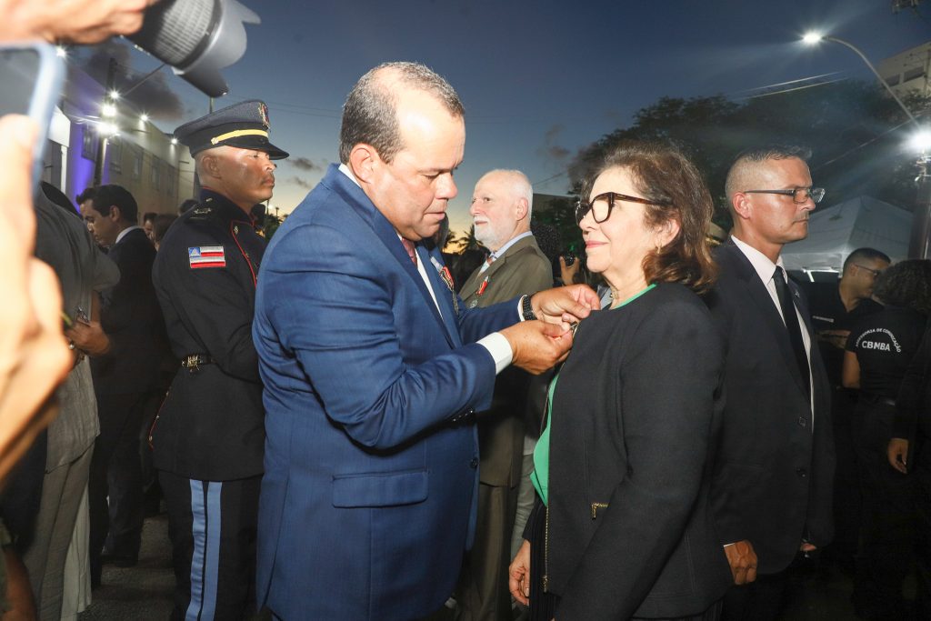 Doze Desembargadores são agraciados com a Medalha comemorativa dos 200 anos da Polícia Militar da Bahia    