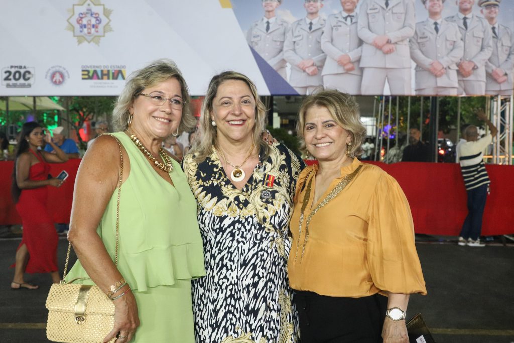 Doze Desembargadores são agraciados com a Medalha comemorativa dos 200 anos da Polícia Militar da Bahia    