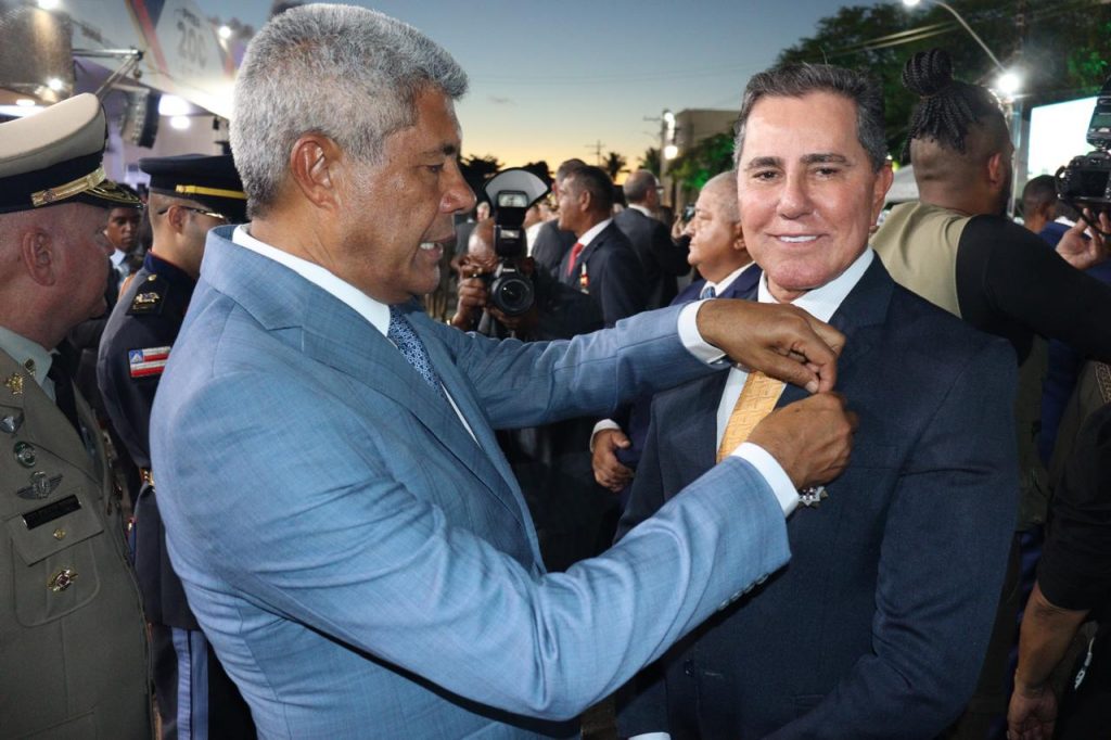Doze Desembargadores são agraciados com a Medalha comemorativa dos 200 anos da Polícia Militar da Bahia    