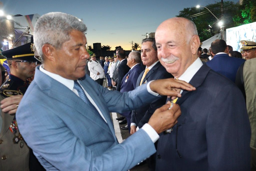Doze Desembargadores são agraciados com a Medalha comemorativa dos 200 anos da Polícia Militar da Bahia    