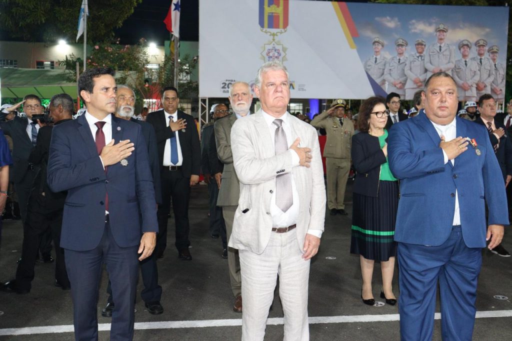 Doze Desembargadores são agraciados com a Medalha comemorativa dos 200 anos da Polícia Militar da Bahia    