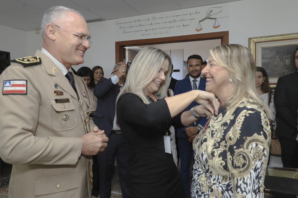Presidente do TJBA e Desembargadores recebem Medalha do Mérito da Casa Militar do Governador    