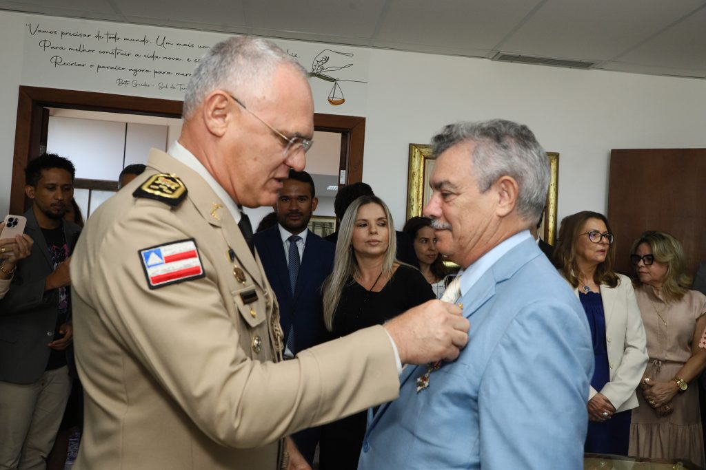 Presidente do TJBA e Desembargadores recebem Medalha do Mérito da Casa Militar do Governador    