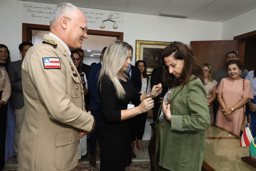 Presidente do TJBA e Desembargadores recebem Medalha do Mérito da Casa Militar do Governador    